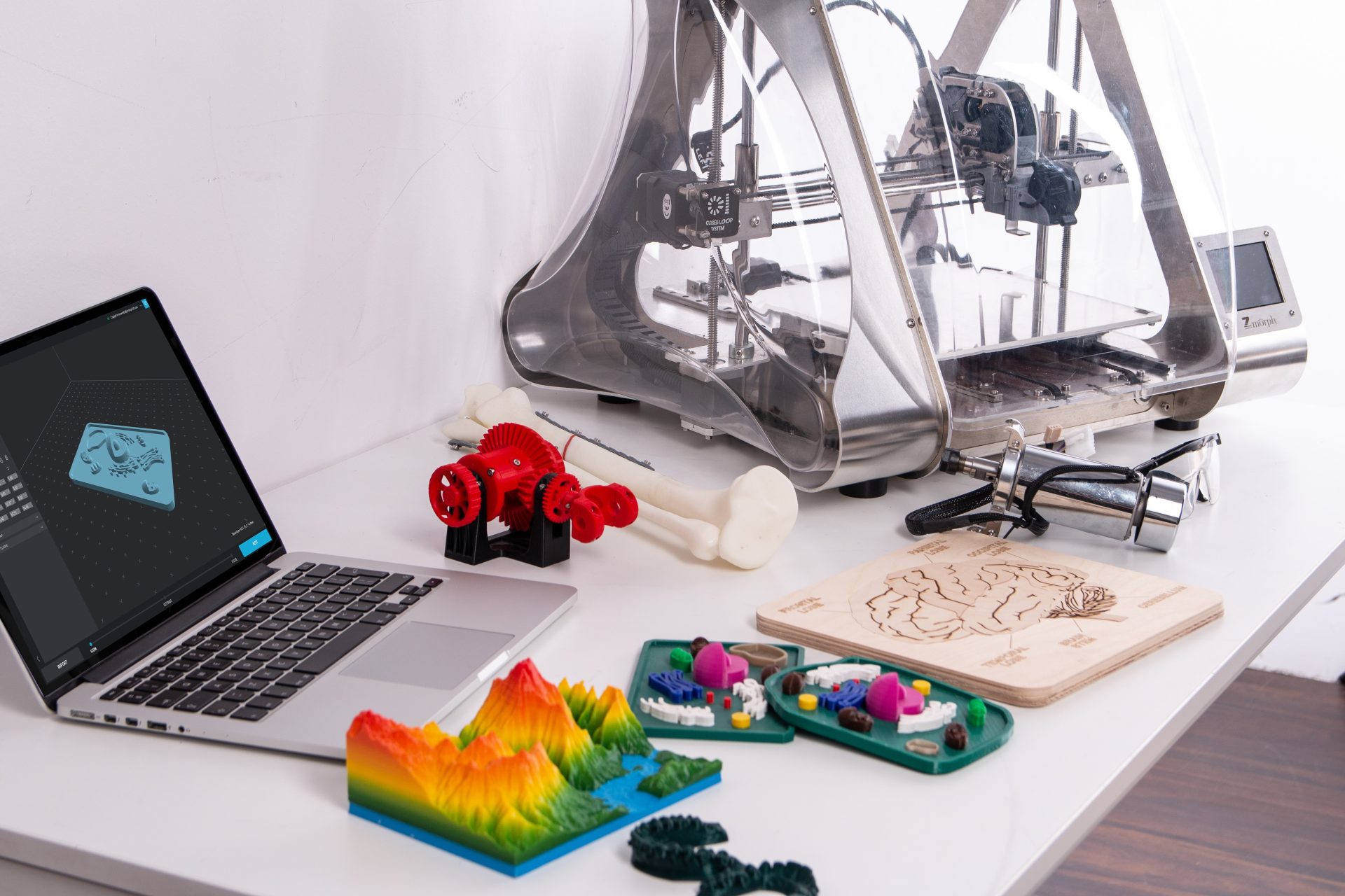 3D-printer ved en computer med 3D-print på bordet